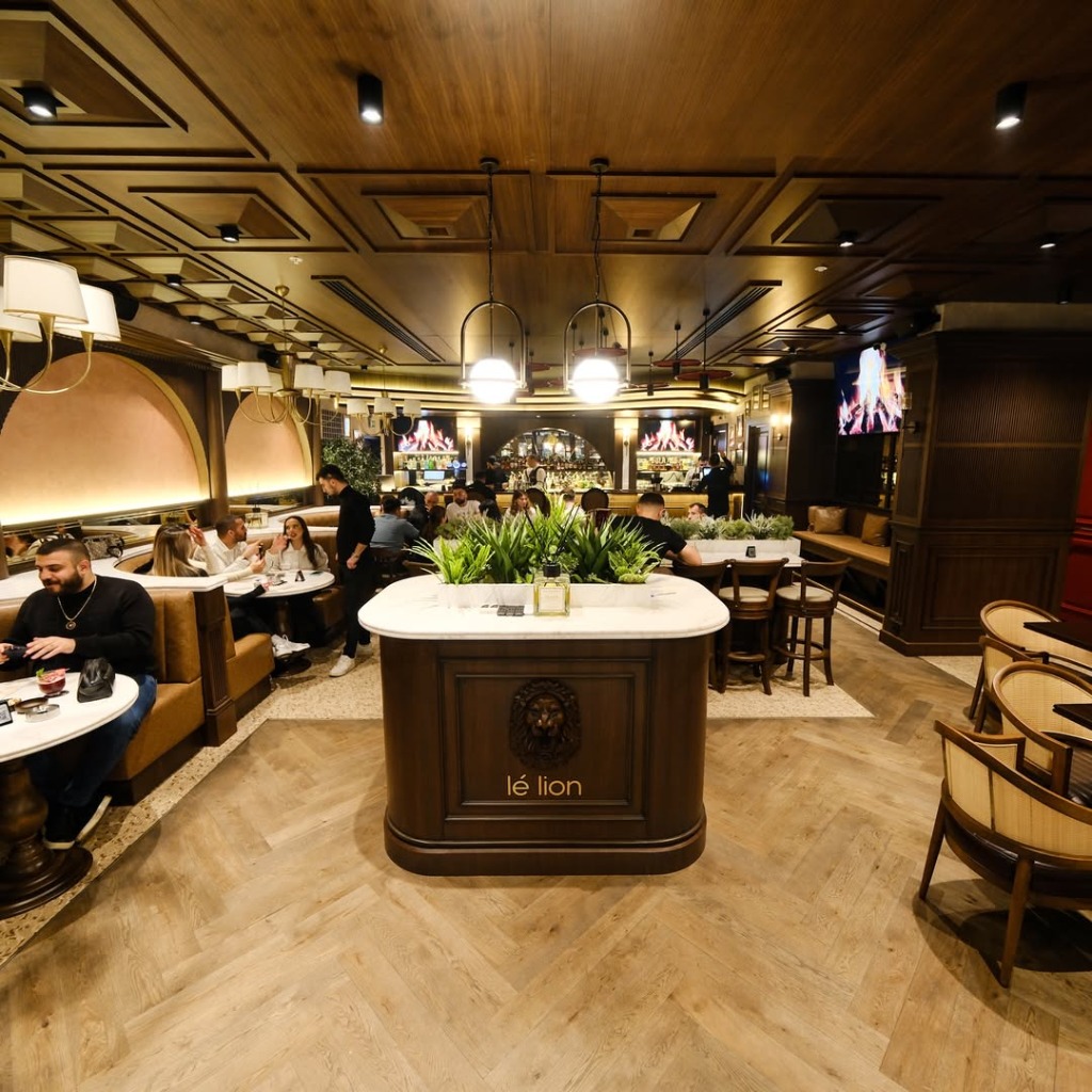 Le Lion Tuzla Port şık iç mekan tasarımı ve bar atmosferi